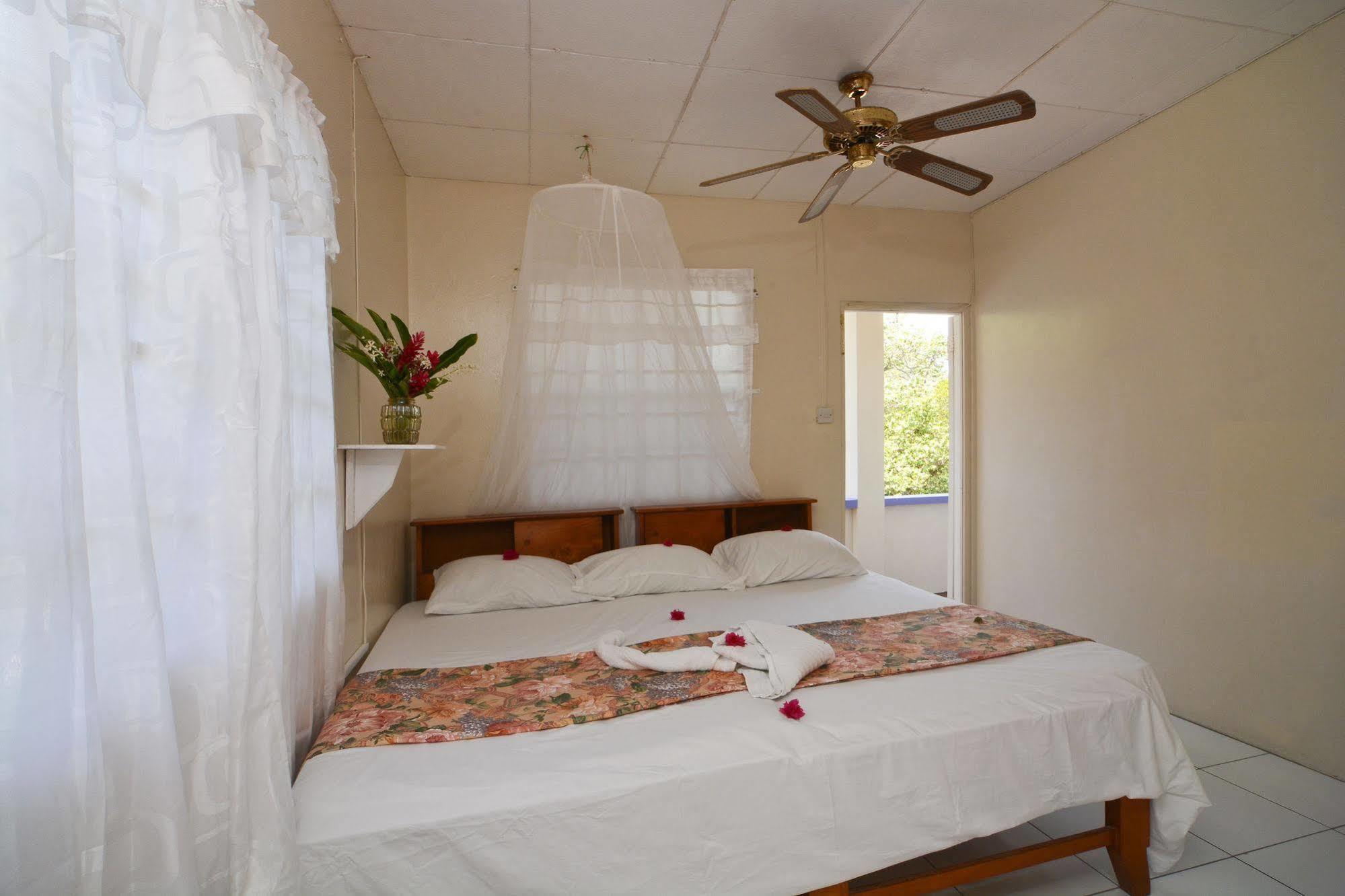 Keegans Beachside Hotel Bequia Island Eksteriør billede