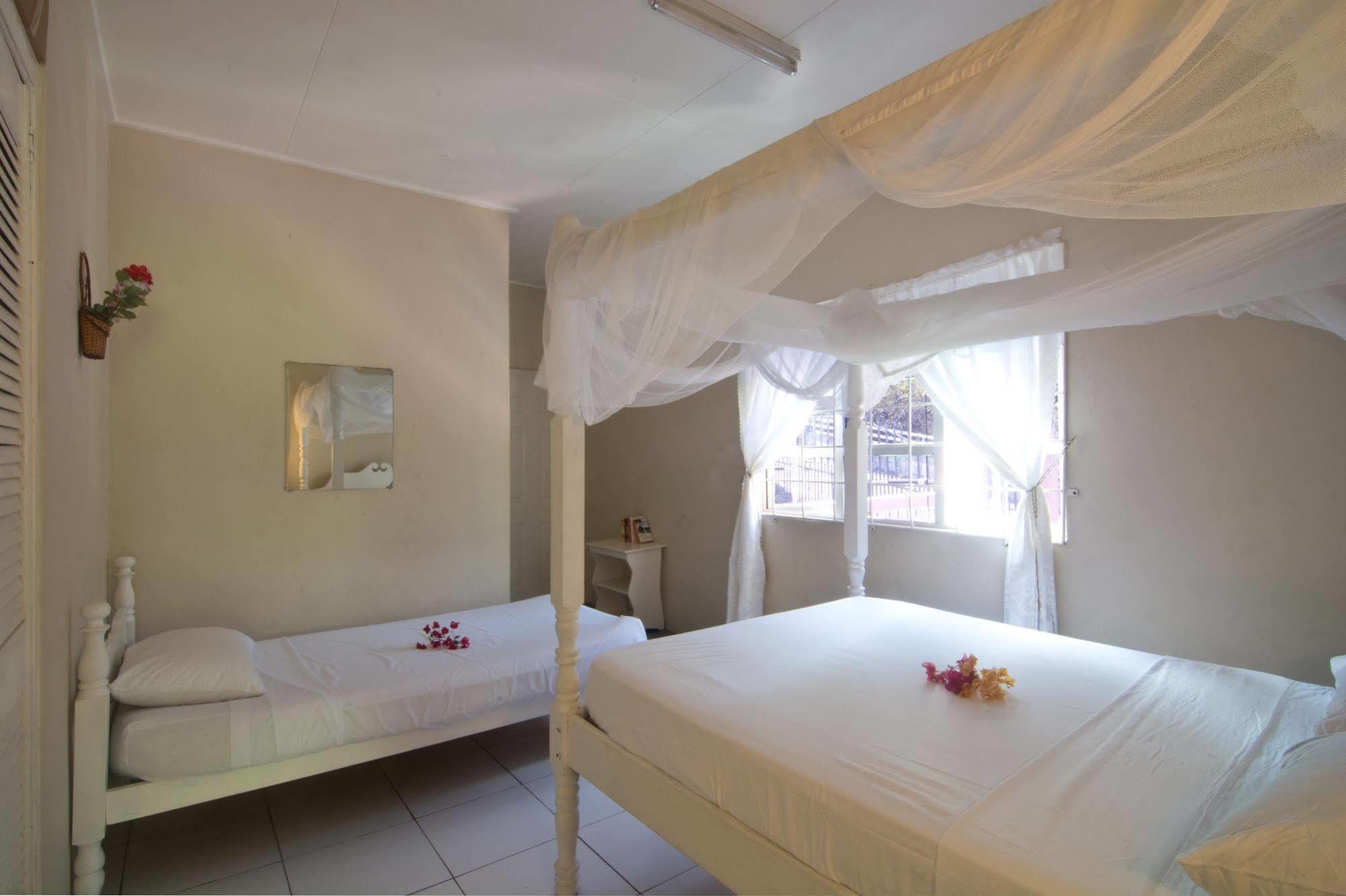 Keegans Beachside Hotel Bequia Island Eksteriør billede