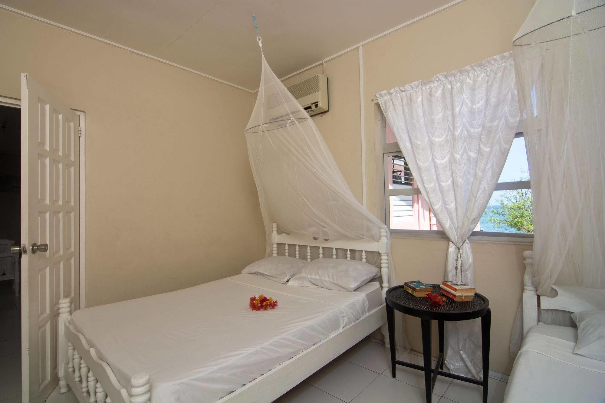Keegans Beachside Hotel Bequia Island Eksteriør billede